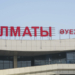 В аэропорту Алматы установили баннеры с примерными ценами на такси