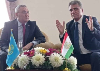 Посол Казахстана в Таджикистане посетил   Национальную бибилиотеку и подарил книги