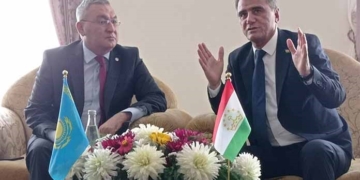 Посол Казахстана в Таджикистане посетил   Национальную бибилиотеку и подарил книги