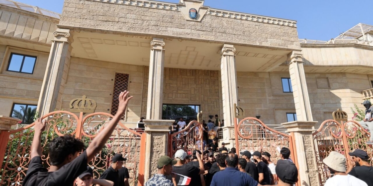 В Ираке осудили нападение протестующих на посольство Швеции в Багдаде