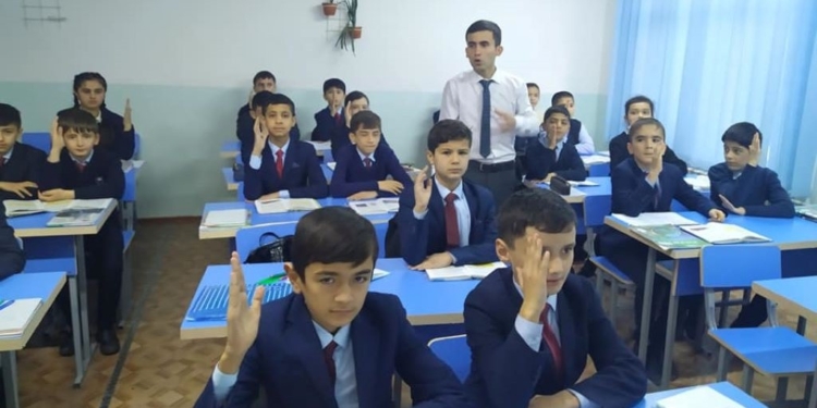 Школы района Кушониён пополнились молодыми специалистами