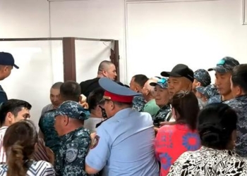 В Казахстане обвиняемый в пытках обратил в бегство из зала суда судью и прокурора