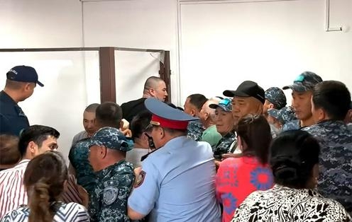 В Казахстане обвиняемый в пытках обратил в бегство из зала суда судью и прокурора