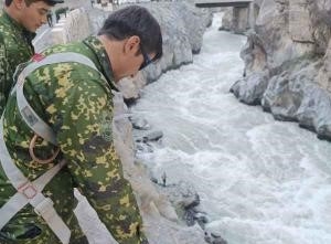 Спасателями КЧС в акватории реки Зеравшан ведутся поиски похищенных граждан