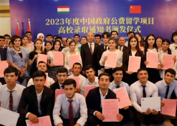 В Душанбе состоялась Церемония вручения извещений о приеме в китайские универстеты в рамках проекта Стипендии правительства КНР-2023