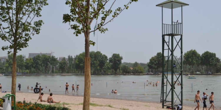 Душанбинские спасатели проводят встречи с отдыхающими на городских пляжах