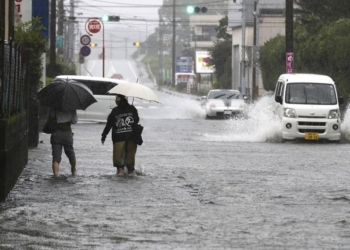 В Японии из-за сильных дождей эвакуируют более полумиллиона человек