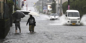 В Японии из-за сильных дождей эвакуируют более полумиллиона человек