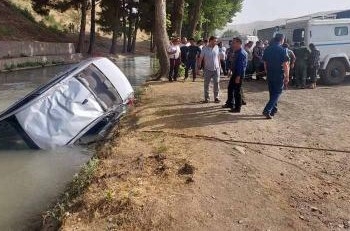 Душанбинские спасатели вытащили машину из реки