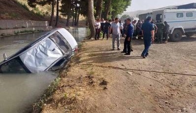 Душанбинские спасатели вытащили машину из реки