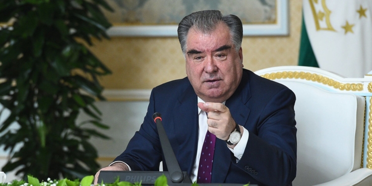 Эмомали Рахмон провел встречу с руководителями и активистами Рошткалинского района