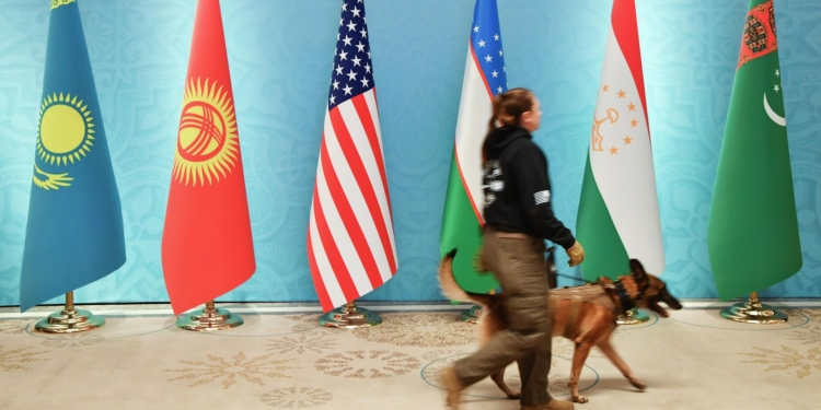 Таджикистан приглашен на первый саммит лидеров стран Центральной Азии и США