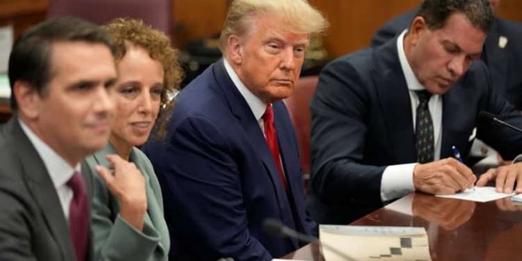 Адвокаты Трампа добиваются отсрочки судебного разбирательства