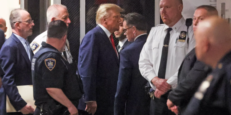 Трамп договорился с властями о добровольной явке в тюрьму на следующей неделе