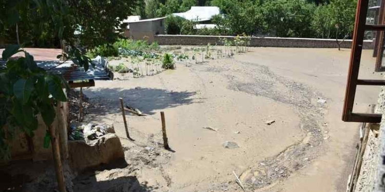 В селе Лангар сельского джамоата Урметан Айнинского района Согдийской области продолжаются работы по ликвидации стихийного бедствия