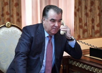 Эмомали Рахмон провёл телефонный разговор с председателями ряда городов и районов страны