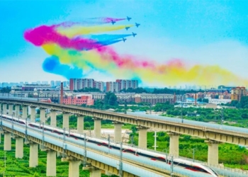 «Догонялки» самолетов с высокоскоростными поездами в городе Чанчунь