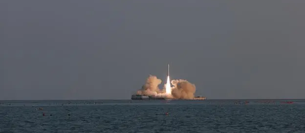 Китайская коммерческая ракета-носитель с четырьмя спутниками на борту была запущена с моря