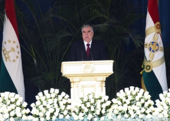 Эмомали Рахмон принял участие в военном параде в честь Дня независимости и 30-й годовщины образования Вооружённых сил