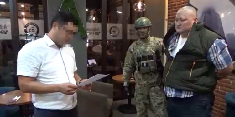 В Киргизии за вымогательство у помощника президента $300 тыс. задержан экс-чиновник