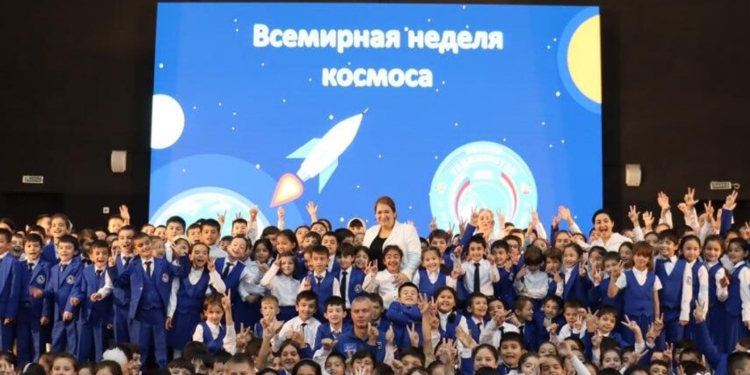 Космонавт Матвеев заинтересовал таджикскую молодежь темой космоса