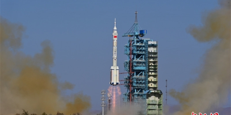 Китай запустил пилотируемый космический корабль «Шэньчжоу-17»