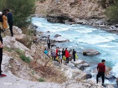 В Хороге провели работы по расчистке берега реки Шохдара от мусора