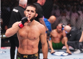 Ислам Махачев отстоял звание чемпиона UFC, нокаутировав Александра Волкановски