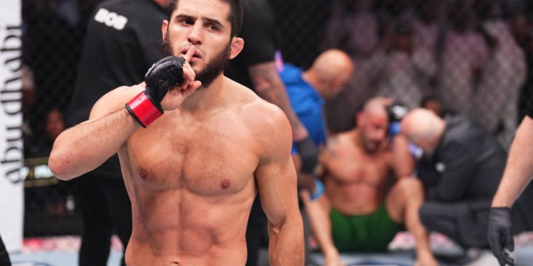 Ислам Махачев отстоял звание чемпиона UFC, нокаутировав Александра Волкановски