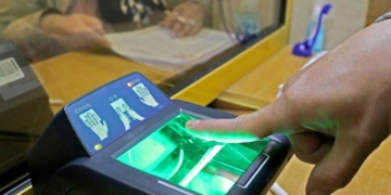 В аэропортах Москвы в ближайшее время начнут снимать отпечатки пальцев мигрантов