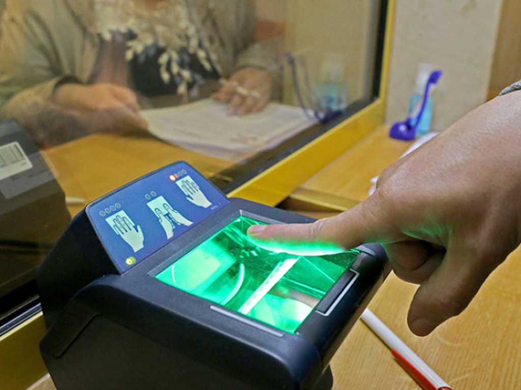 Сбер банкомат биометрия. Терминал отпечатки пальцев. Идентификация по отпечаткам пальцев. Биометрический сканер. Сканеру банкомата.