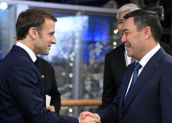 Президент Макрон принял приглашение Жапарова посетить Киргизию