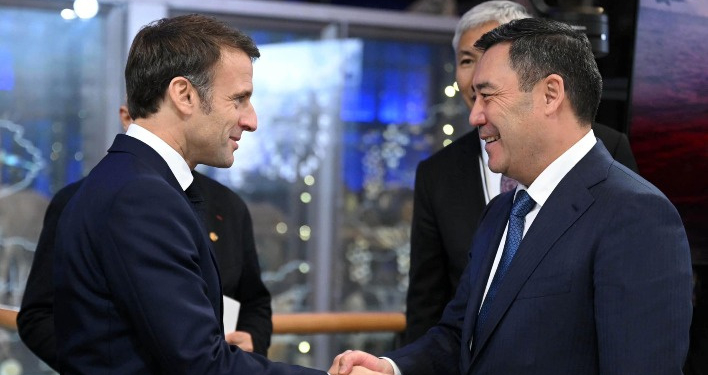 Президент Макрон принял приглашение Жапарова посетить Киргизию