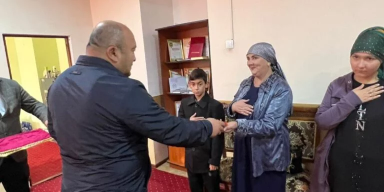 В Исфаре нуждающейся семье выдали жилплощадь