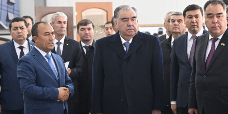 Эмомали Рахмон в Худжанде открыл новое предприятие по переработке стекла ООО «Шишакор»