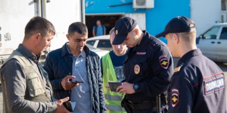 В Тульской области РФ решили запретить иностранцам работать в такси и общепите