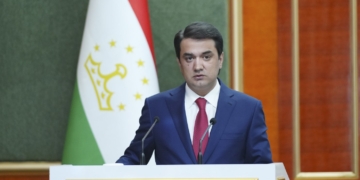 Рустами Эмомали провел встречу с футбольной общественностью Таджикистана