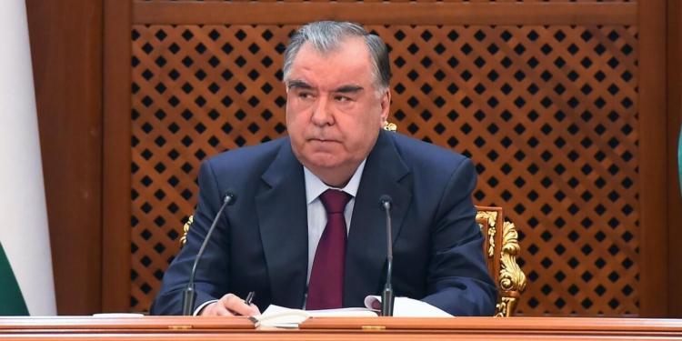 Эмомали Рахмон уволил сразу нескольких судей