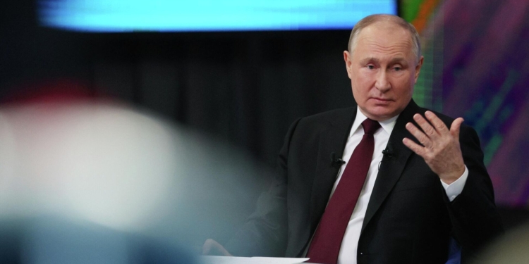 Путин: нужно создавать человеческие условия для мигрантов