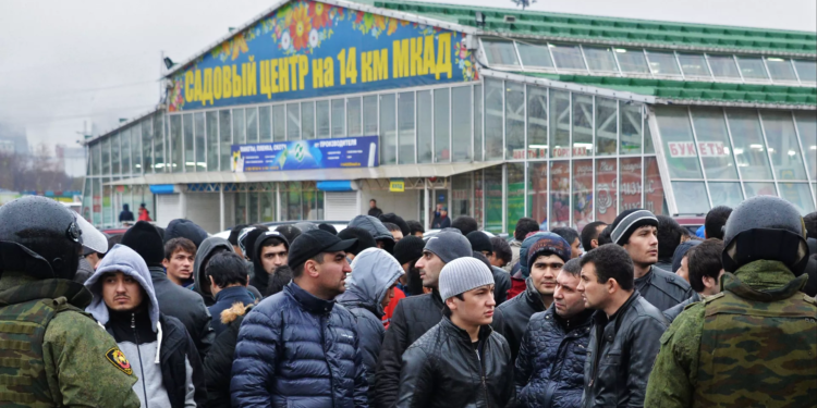 Из России выдворили 22 участника драки с полицейскими у «Садовода»