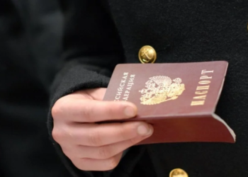 В Петербурге на церемонии приема российского гражданства 11 мигрантам вручили повестки