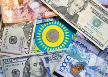 Казахстанцы стали больше скупать доллары и избавляться от рублей