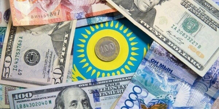 Казахстанцы стали больше скупать доллары и избавляться от рублей
