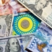 Казахстанцы стали больше скупать доллары и избавляться от рублей
