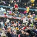 Во Франции футбольные болельщики выбросили на поле тысячи плюшевых игрушек