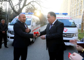 Больницам джамоатов Ворух и Чоркух города Исфара переданы машины скорой помощи