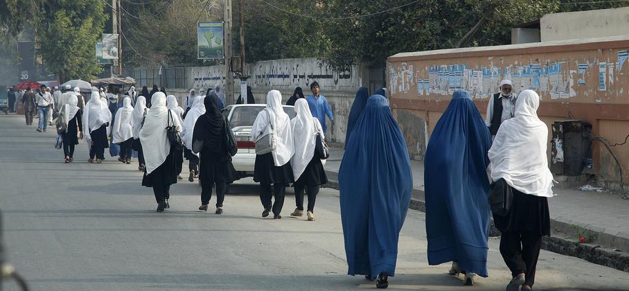 Группа женщин в Джалалабаде.