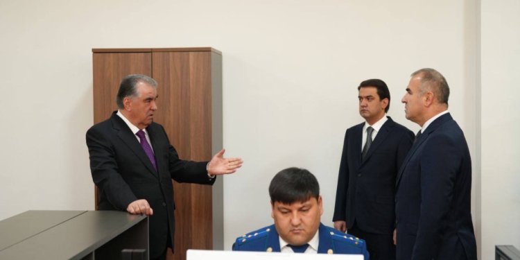 Эмомали Рахмон и Рустами Эмомали сдали в эксплуатацию новое здание Генеральной прокуратуры РТ