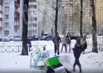 В Петербурге задержали подростков, избивших курьера — гражданина Таджикистана