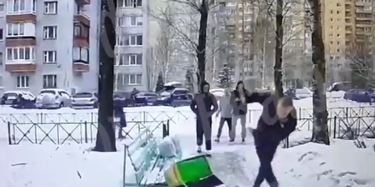 В Петербурге задержали подростков, избивших курьера — гражданина Таджикистана